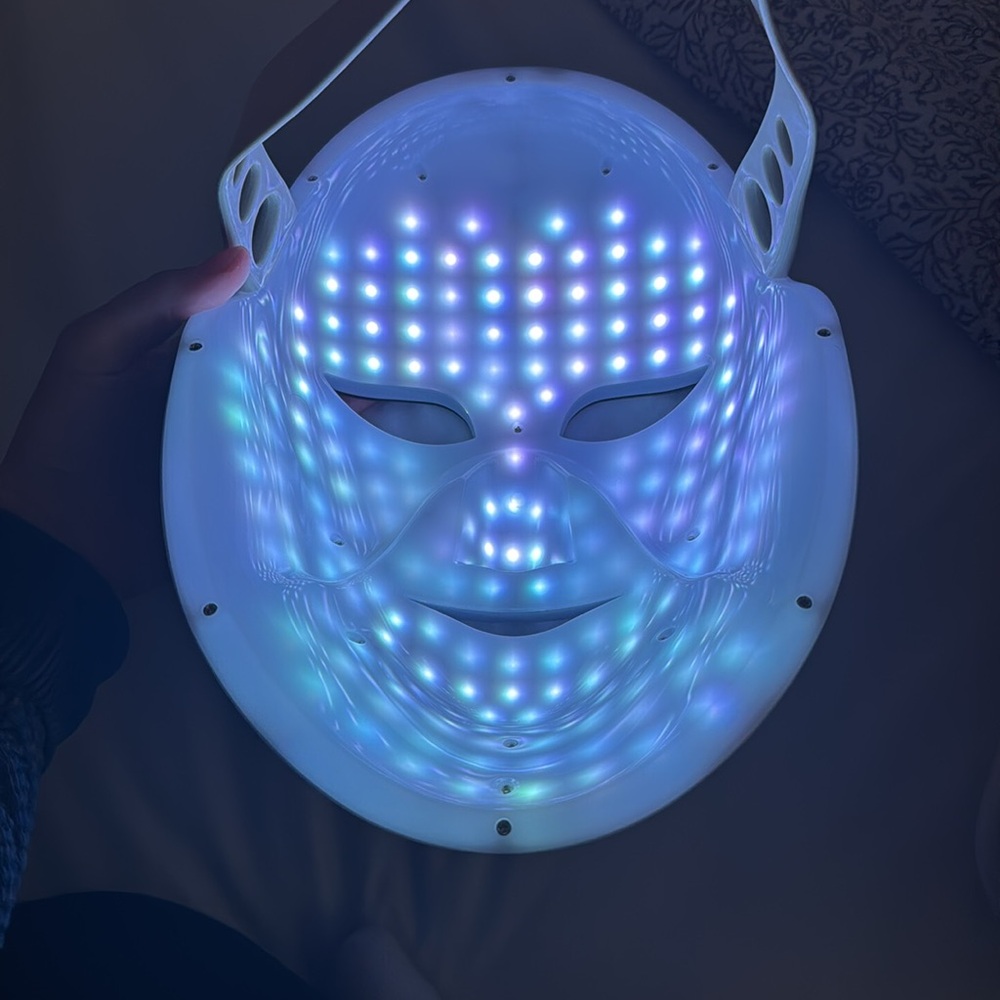 Cleopatra Gold LED Face Mask with Accessories - Picture 10 of 10